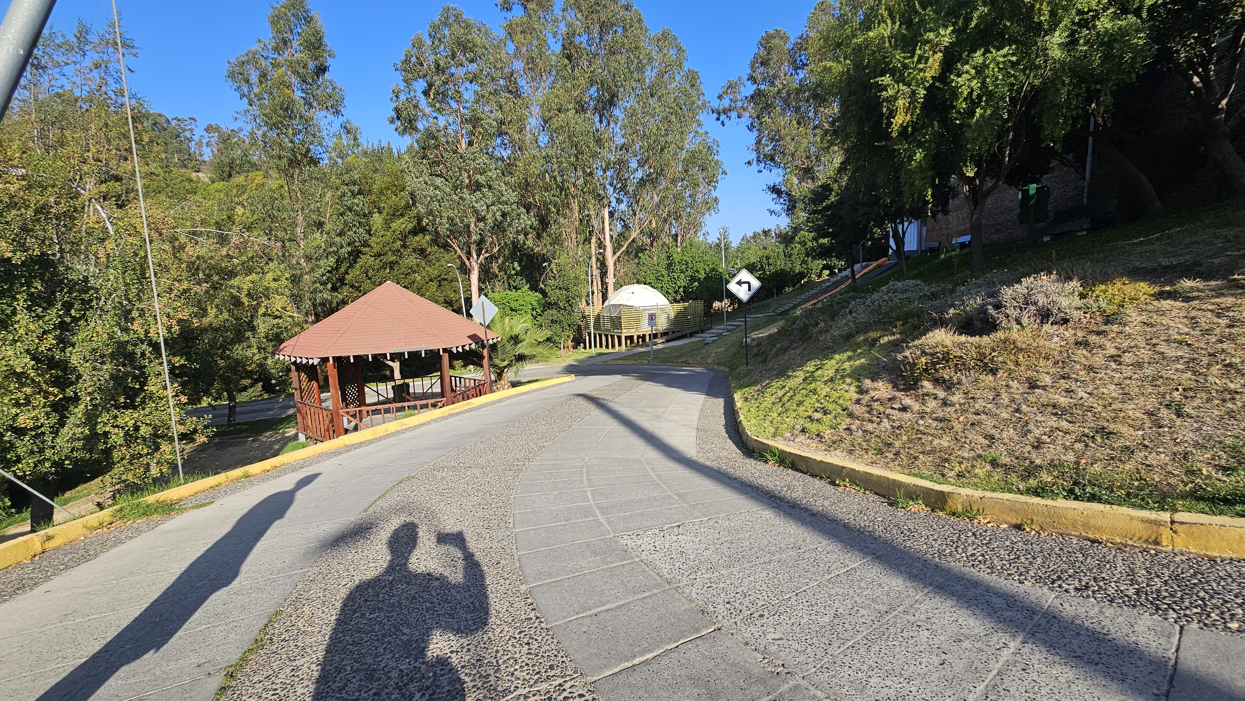 Fotografía del amplio sendero para llegar a una pérgola
